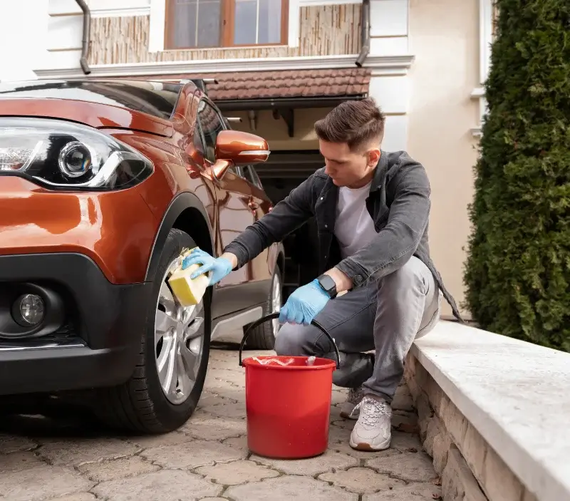 Lavage auto à domicile Bosdarros : professionnel intervenant sur un véhicule